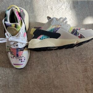 Nike Air Huarache - Pixel women’s 9